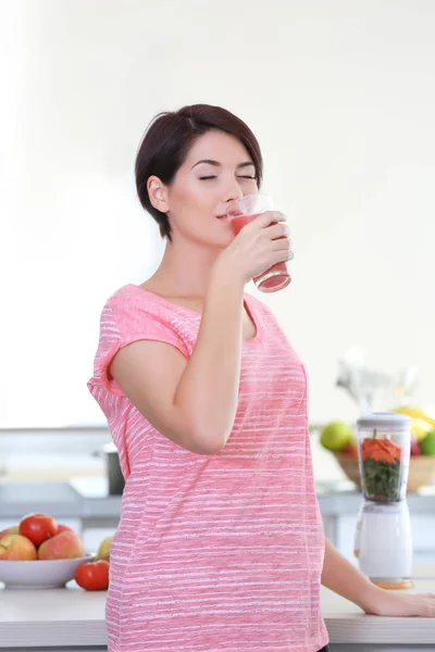 Giovane bella donna con succo — Foto Stock