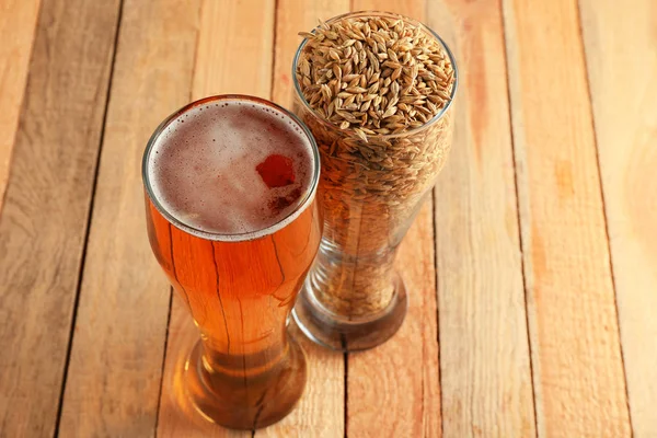 Bicchieri con birra fresca e orzo — Foto Stock