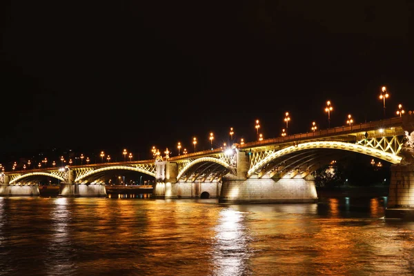 Noční most přes řeku — Stock fotografie