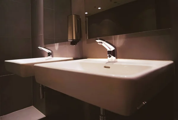 Modern Sink in bathroom — Stock Photo, Image