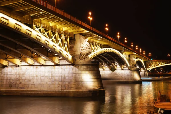 Éjszakai híd alatt folyó — Stock Fotó