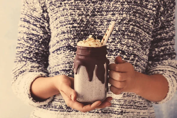 Mulher segurando saboroso milkshake — Fotografia de Stock