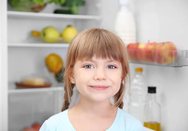 Menina pequena na cozinha — Fotografia de Stock