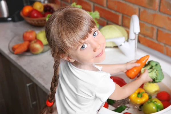 Menina pequena na cozinha — Fotografia de Stock