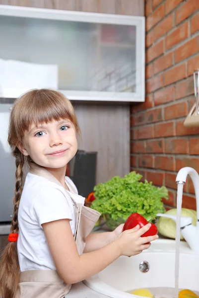 Menina pequena na cozinha — Fotografia de Stock