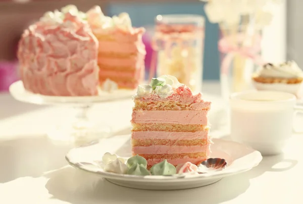 Sabroso pastel de cumpleaños — Foto de Stock