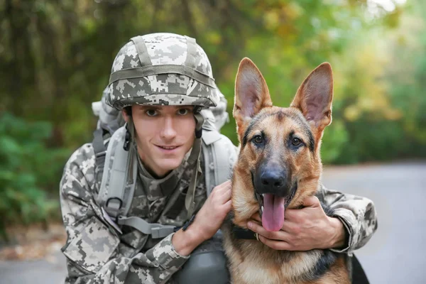 Soldado Con Perro Trabajo Militar Sobre Fondo Borroso —  Fotos de Stock