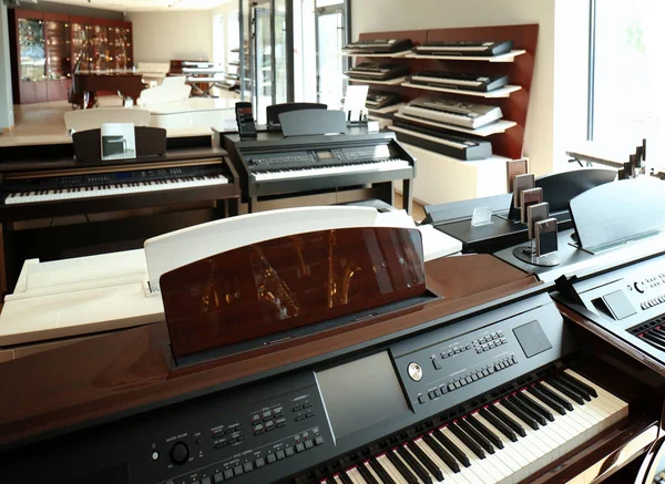 Klavier im Musikladen — Stockfoto