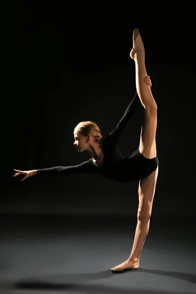 Jeune fille faisant de l'exercice gymnastique — Photo