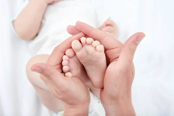 Mother holding baby legs — Stock Photo, Image