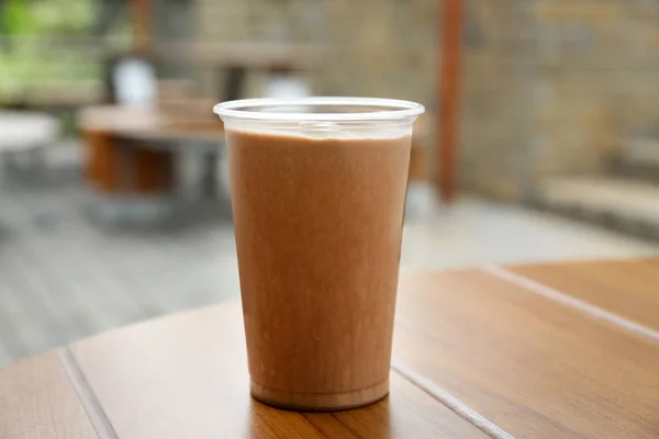 Пластиковая чашка вкусного прохладительного напитка — стоковое фото
