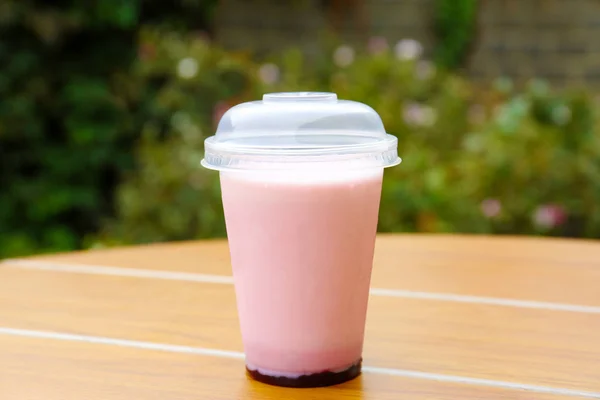 Plastik bardak soğuk içecek — Stok fotoğraf