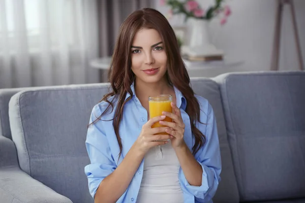 Vacker ung kvinna med glas juice — Stockfoto