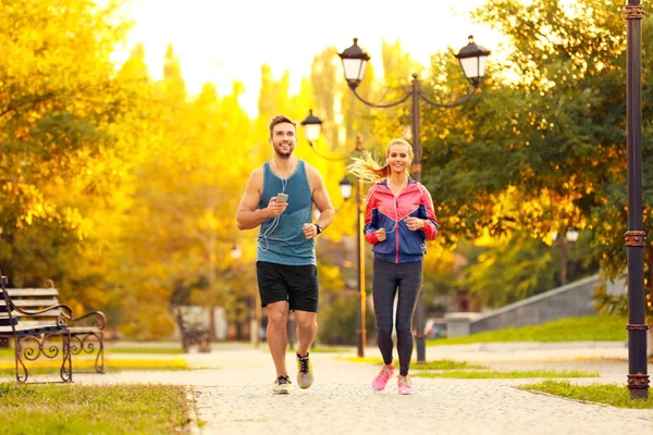 Pareja corriendo en el parque — Foto de Stock