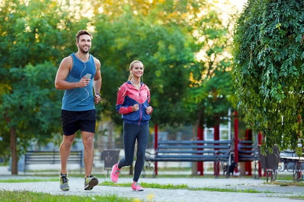 Pareja corriendo en el parque — Foto de Stock