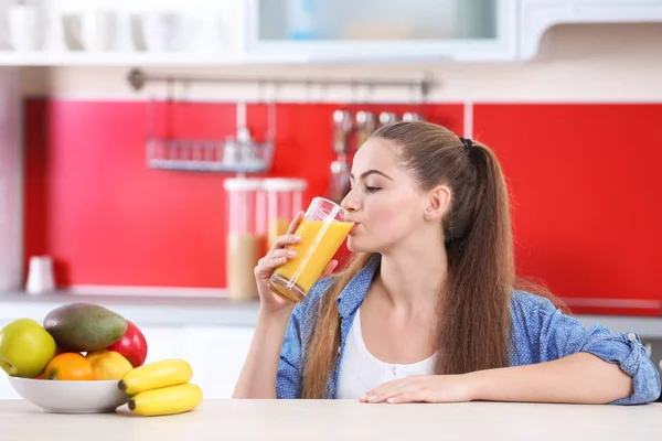 Joven Hermosa Mujer Cocina Beber Jugo — Foto de Stock