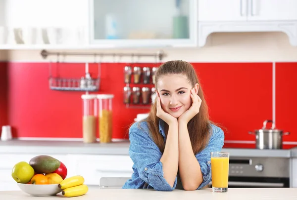 Genç Güzel Kadın Mutfakta — Stok fotoğraf