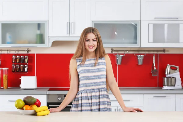 Jonge Mooie Vrouw Keuken — Stockfoto