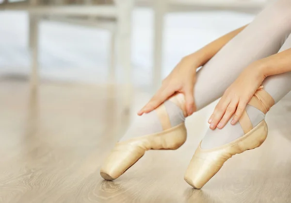 Pernas de bailarina em sapatos de balé — Fotografia de Stock