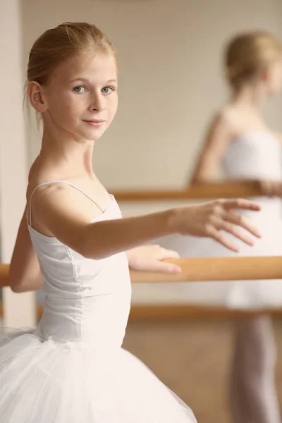 Jonge mooie ballerina — Stockfoto