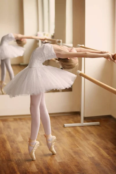 schöne junge Frau passen in kurzen weißen engen Rock und Korsett Blick