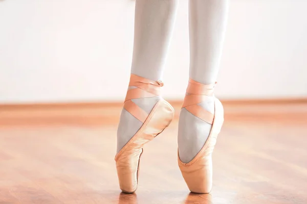 Benen på ballerina i balettskor — Stockfoto