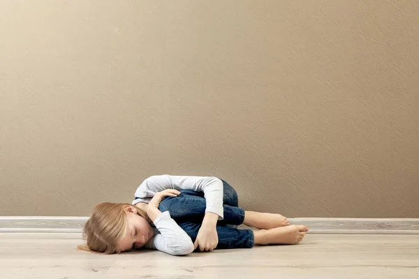 Расстроенная девушка лежит на полу — стоковое фото
