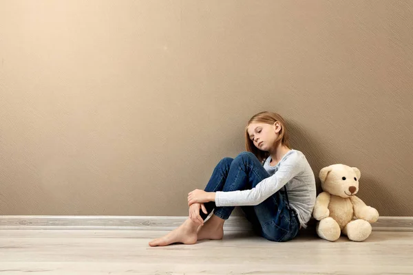 Menina perturbada com ursinho de pelúcia — Fotografia de Stock