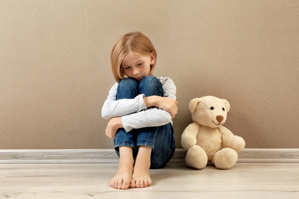 Boos meisje met teddybeer — Stockfoto