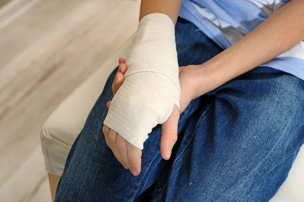 Mädchen mit Verband an der Hand — Stockfoto