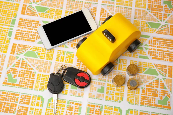 Yellow toy taxi no mapa — Fotografia de Stock