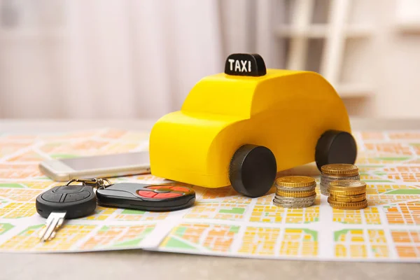 在地图上的黄色玩具出租车 — 图库照片