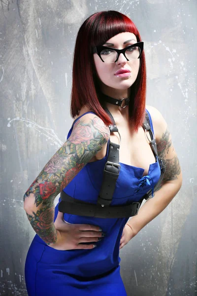 Schönes Mädchen mit Tätowierung auf farbigem Hintergrund — Stockfoto