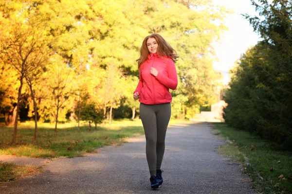 年轻美丽的妇女奔跑在秋天公园 — 图库照片