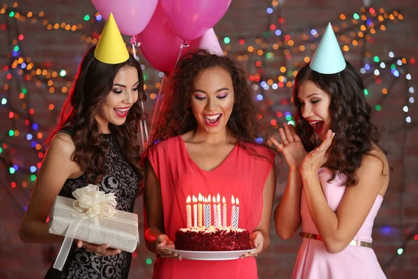 Giovani donne alla festa di compleanno — Foto Stock