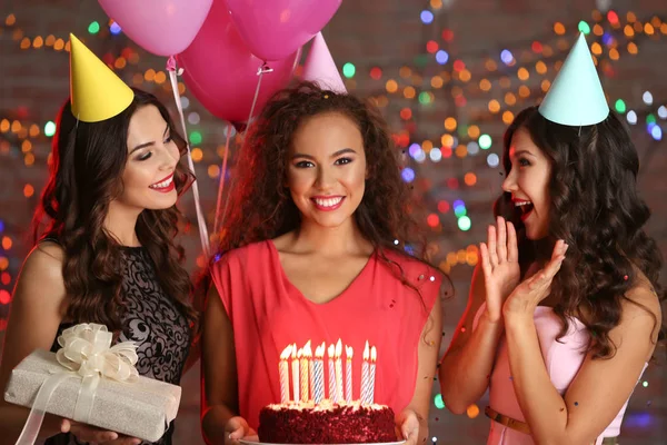 Mujeres jóvenes en la fiesta de cumpleaños — Foto de Stock