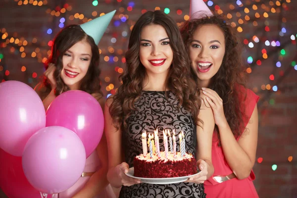 Mujeres jóvenes en la fiesta de cumpleaños — Foto de Stock