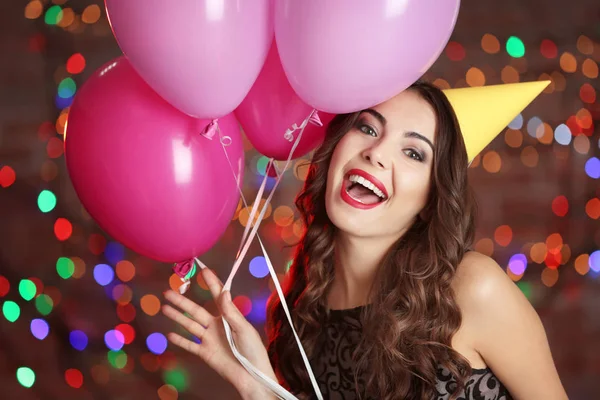 Piękna młoda kobieta z kolorowymi balonami — Zdjęcie stockowe