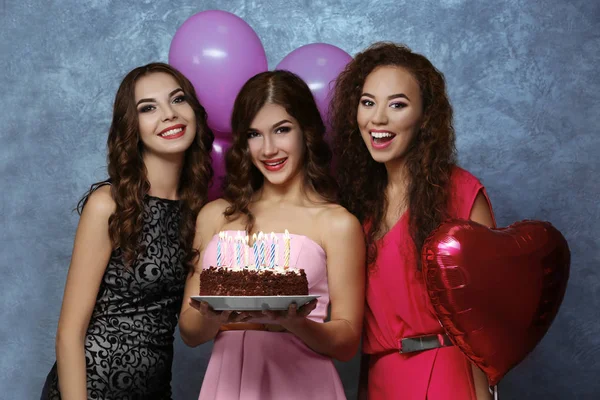 Giovani donne con torta di compleanno — Foto Stock
