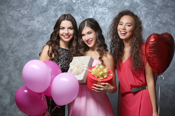 Mujeres jóvenes en la fiesta de cumpleaños — Foto de Stock