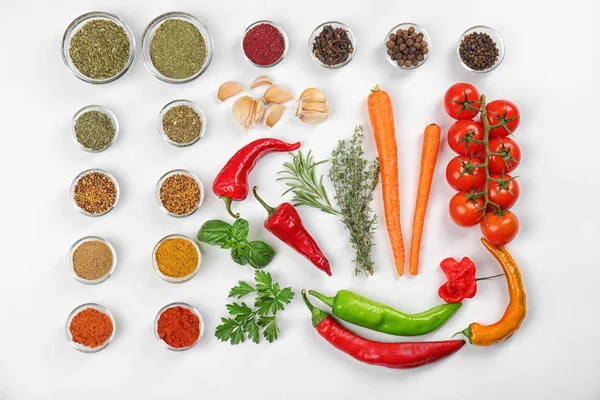 Fűszer, friss zöldségek és fűszernövények — Stock Fotó