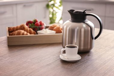 Çilek ve ahşap masa kahve ile Kahvaltı