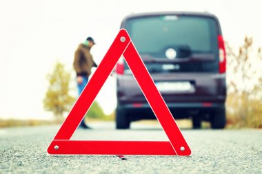 Yolda trafik uyarı işaretleri 