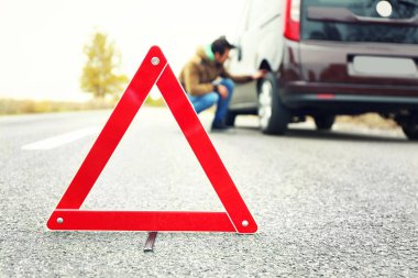 Yolda trafik uyarı işaretleri 