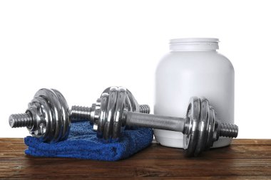 Spor kavram. Ahşap masa ve beyaz arka plan üzerinde egzersiz nesneleri