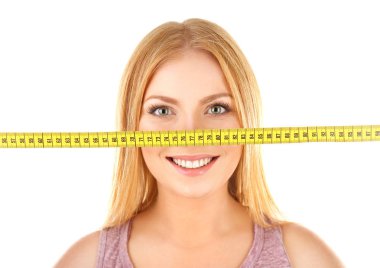 Beyaz arka planda mezurası olan genç bir kadın.