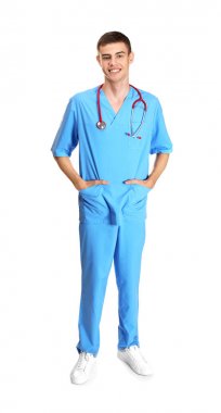 Beyaz arka plan üzerinde genç yakışıklı doktor