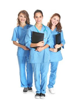 Beyaz arka plan üzerinde genç çekici doktor