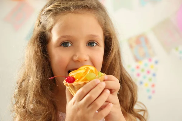 Schattig Klein Meisje Eten Smakelijke Taart Close — Stockfoto