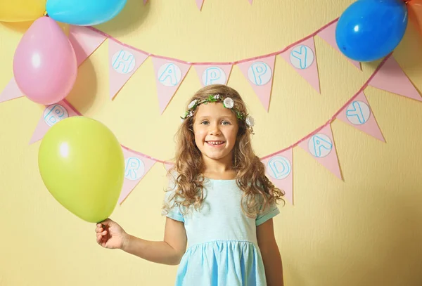 Söta Födelsedag Flicka Med Färg Ballong Hemma — Stockfoto